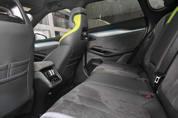 Used BYD Song L EV 2025 Intelligent Driving Version 602 km Range LiDAR-equipped All-Wheel-Drive Type Interior 2
