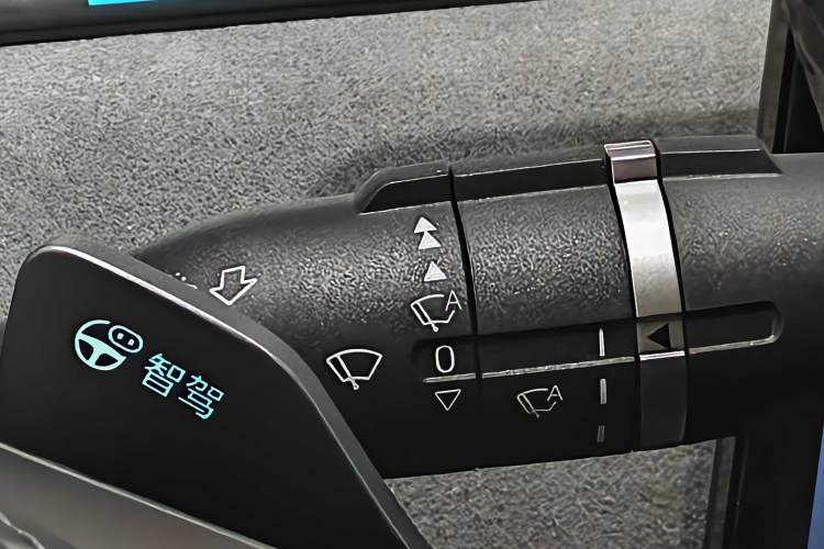 Used BYD Song L EV 2025 Intelligent Driving Version 602 km Range LiDAR-equipped All-Wheel-Drive Type Interior 5