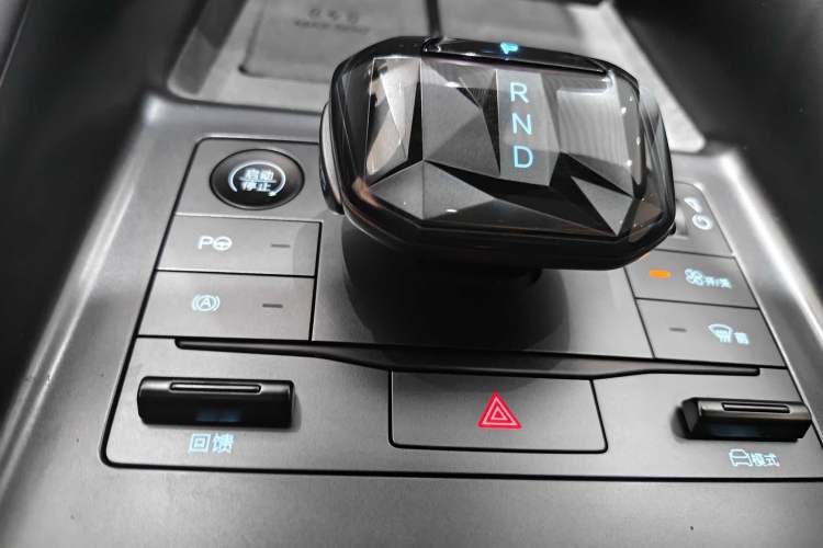 Used BYD Song L EV 2025 Intelligent Driving Version 602 km Range LiDAR-equipped All-Wheel-Drive Type Interior 8