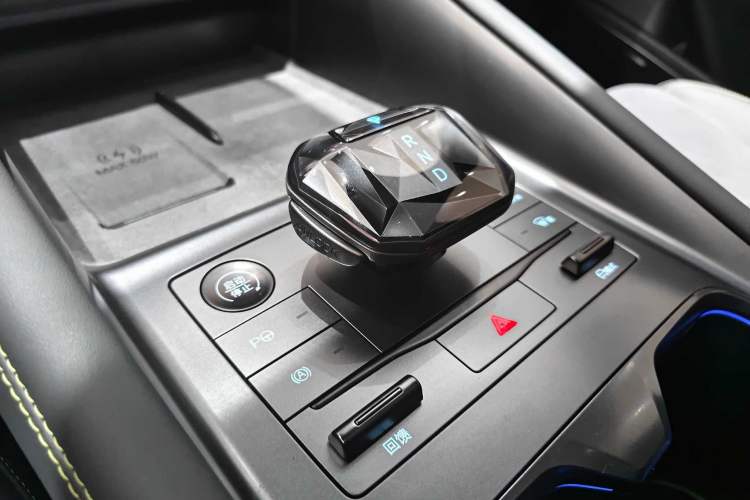 Used BYD Song L EV 2025 Intelligent Driving Version 602 km Range LiDAR-equipped All-Wheel-Drive Type Interior 9