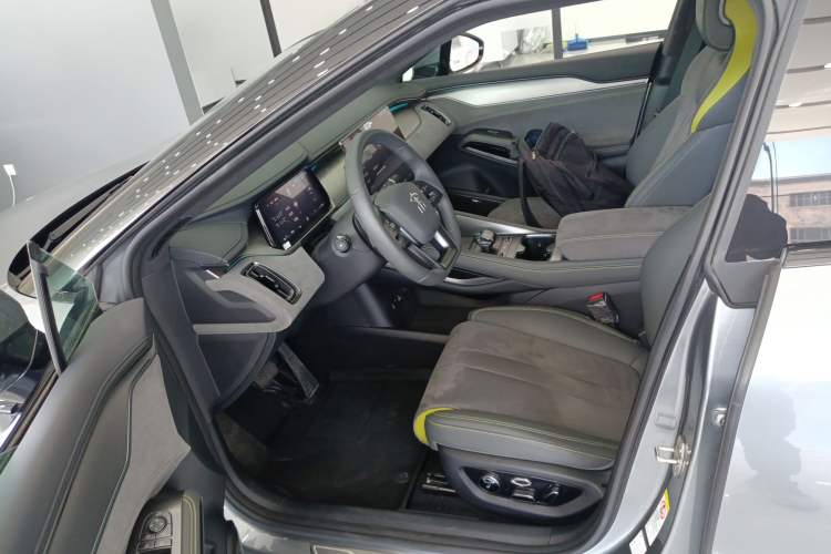 Used BYD Song L EV 2025 Intelligent Driving Version 602 km Range LiDAR-equipped All-Wheel-Drive Type Left Front Seat