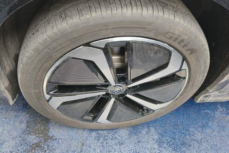 Used BYD Song L EV 2025 Intelligent Driving Version 662 km LiDAR Excellence Edition Left Front Wheel Hub