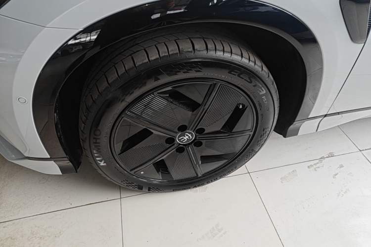 Used BYD Song L EV 2025 Intelligent Driving Version 550 km Excellence Edition Left Front Wheel Hub