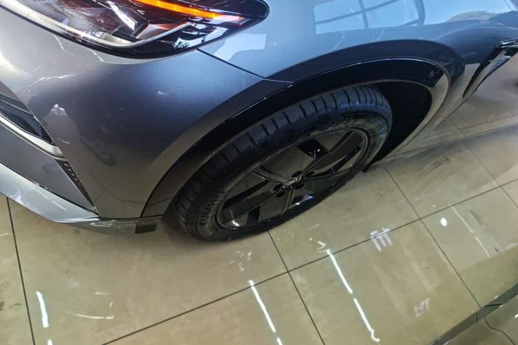 Used BYD Song L EV 2025 550 km Excellence Version Left Front Wheel Hub
