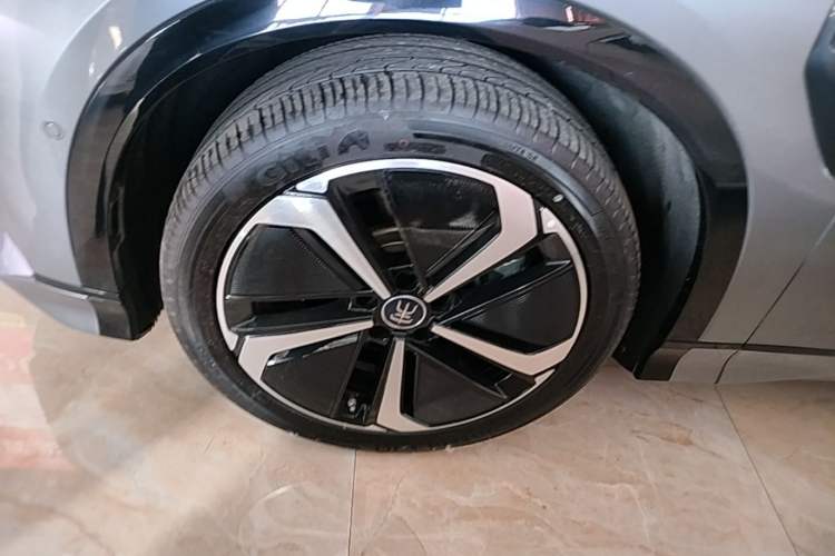 Used BYD Song L EV 2025 Intelligent Driving Version 662 km LiDAR Excellence Edition Left Front Wheel Hub