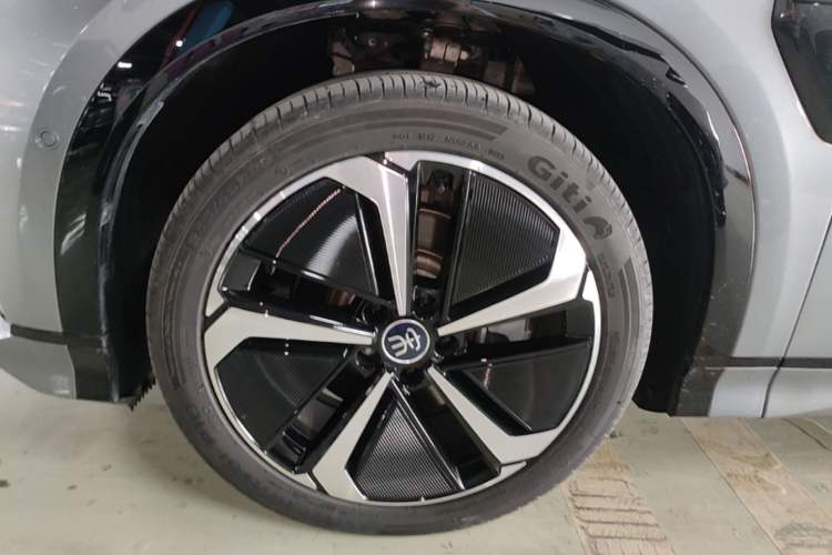 Used BYD Song L EV 2025 Intelligent Driving Version 662 km LiDAR Excellence Edition Left Front Wheel Hub