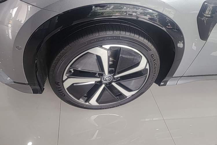 Used BYD Song L EV 2025 Intelligent Driving Version 662 km LiDAR Excellence Edition Left Front Wheel Hub