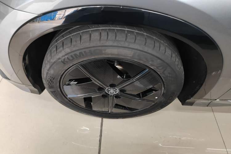 Used BYD Song L EV 2025 550 km Excellence Version Left Front Wheel Hub
