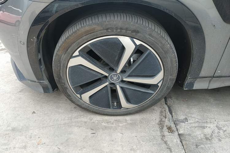 Used BYD Song L EV 2025 Intelligent Driving Version 662 km LiDAR Excellence Edition Left Front Wheel Hub