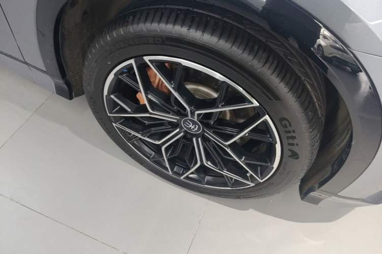 Used BYD Song L EV 2025 Intelligent Driving Version 602 km Range LiDAR-equipped All-Wheel-Drive Type Right Front Wheel Hub
