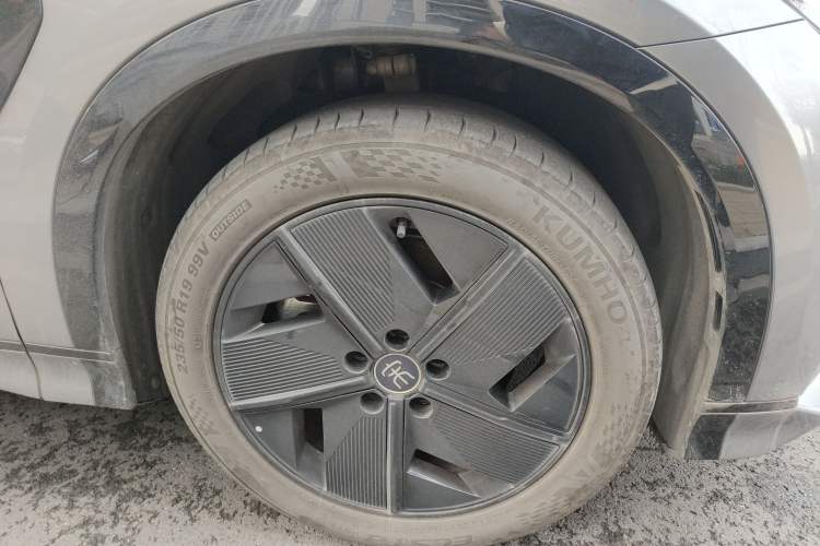 Used BYD Song L EV 2025 550 km Excellence Version Right Front Wheel Hub