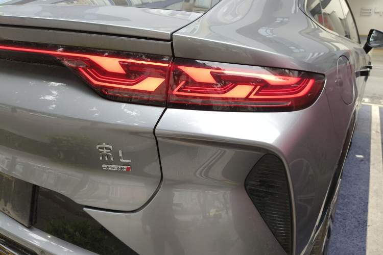 Used BYD Song L EV 2025 Intelligent Driving Version 662 km LiDAR Excellence Edition Right Rear Taillight