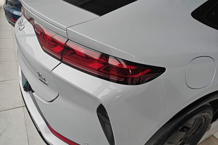 Used BYD Song L EV 2025 Intelligent Driving Version 550 km Excellence Edition Right Rear Taillight
