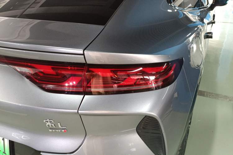 Used BYD Song L EV 2025 Intelligent Driving Version 602 km Range LiDAR-equipped All-Wheel-Drive Type Right Rear Taillight