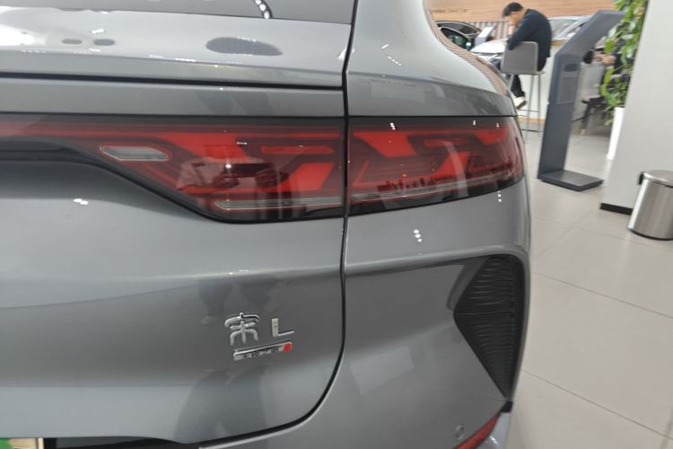 Used BYD Song L EV 2025 Intelligent Driving Version 662 km LiDAR Excellence Edition Right Rear Taillight