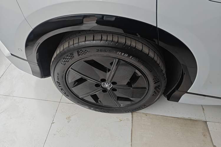 Used BYD Song L EV 2025 Intelligent Driving Version 550 km Excellence Edition Right Rear Wheel Hub