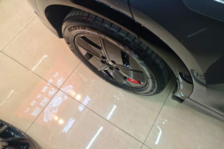 Used BYD Song L EV 2025 550 km Excellence Version Right Rear Wheel Hub