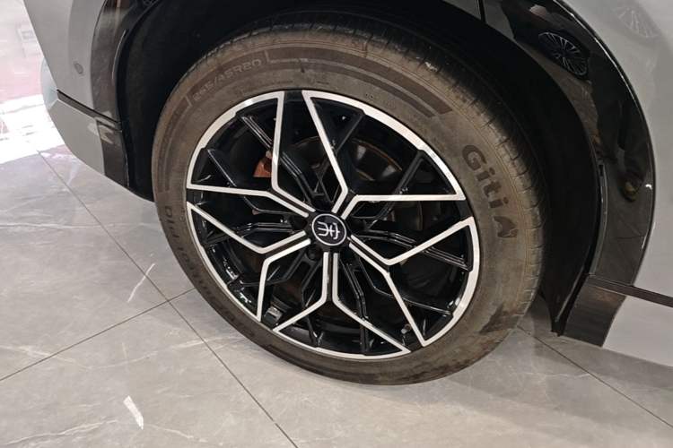 Used BYD Song L EV 2025 Intelligent Driving Version 602 km Range LiDAR-equipped All-Wheel-Drive Type Right Rear Wheel Hub