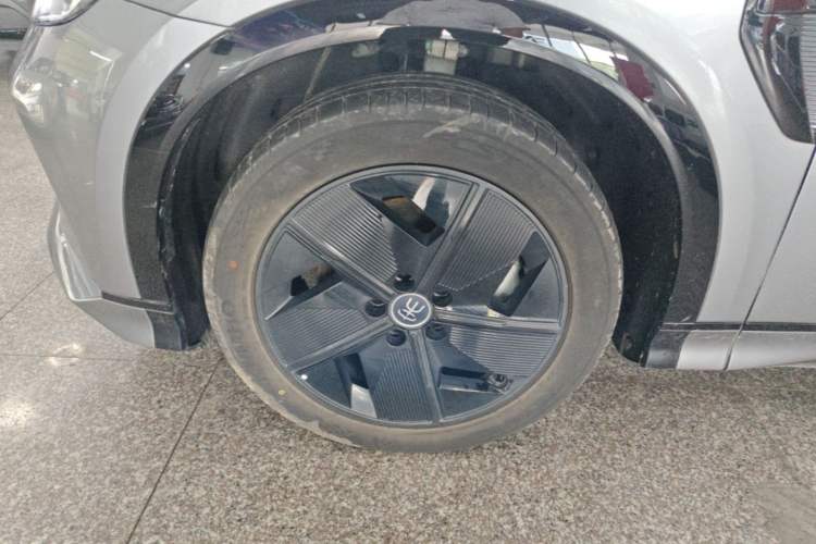 Used BYD Song L EV 2025 550 km Excellence Version Left Front Wheel Hub
