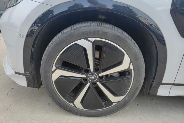 Used BYD Song L EV 2025 Intelligent Driving Version 662 km LiDAR Excellence Edition Left Front Wheel Hub