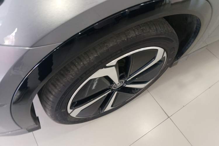 Used BYD Song L EV 2025 Intelligent Driving Version 662 km LiDAR Excellence Edition Left Front Wheel Hub