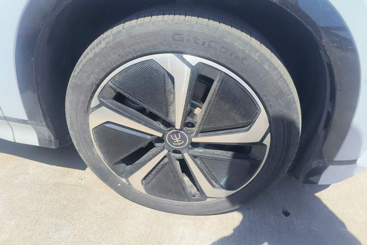 Used BYD Song L EV 2025 Intelligent Driving Version 662 km LiDAR Excellence Edition Right Front Wheel Hub