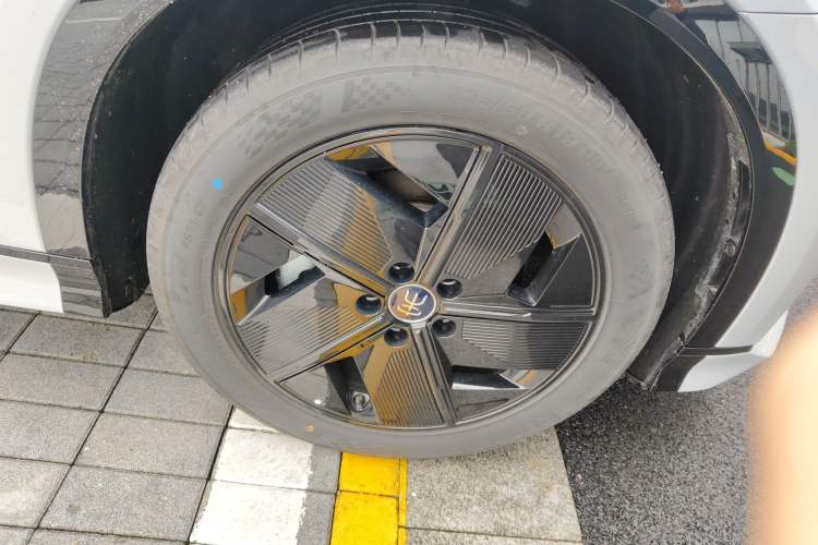 Used BYD Song L EV 2025 550 km Excellence Version Right Front Wheel Hub