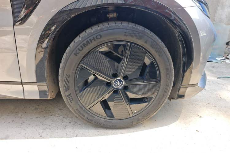 Used BYD Song L EV 2025 550 km Excellence Version Right Front Wheel Hub