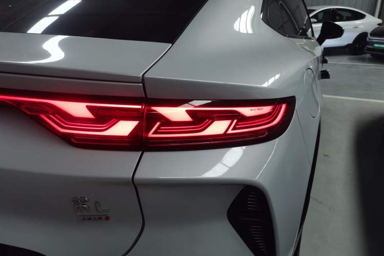 Used BYD Song L EV 2025 Intelligent Driving Version 662 km LiDAR Excellence Edition Right Rear Taillight