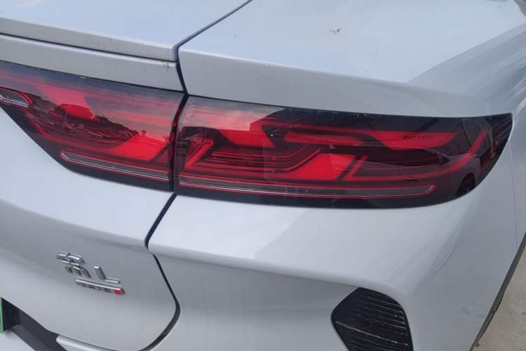 Used BYD Song L EV 2025 Intelligent Driving Version 662 km LiDAR Excellence Edition Right Rear Taillight