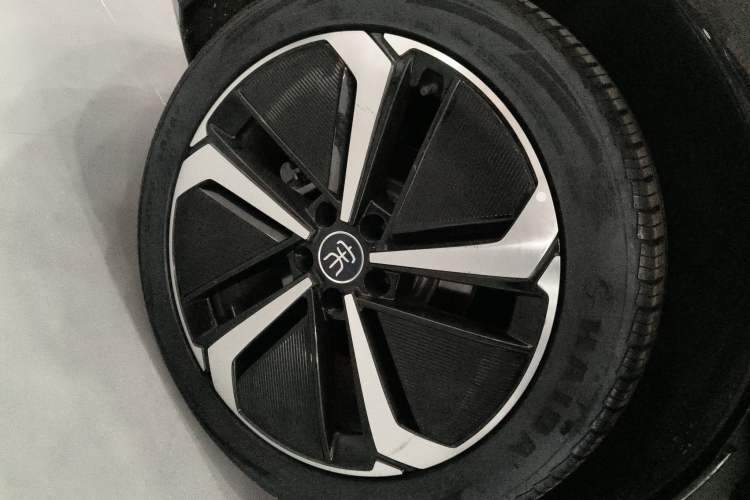 Used BYD Song L EV 2025 662 km Ultra-Range Version Right Rear Wheel Hub