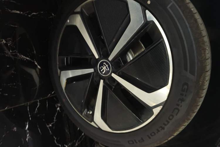 Used BYD Song L EV 2025 Intelligent Driving Version 662 km LiDAR Excellence Edition Right Rear Wheel Hub