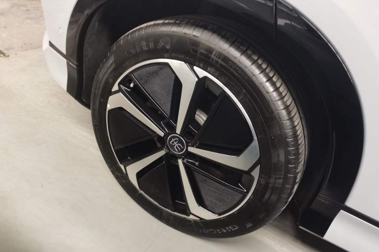 Used BYD Song L EV 2025 Intelligent Driving Version 662 km LiDAR Excellence Edition Right Rear Wheel Hub