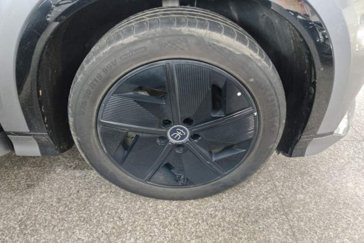 Used BYD Song L EV 2025 550 km Excellence Version Right Rear Wheel Hub