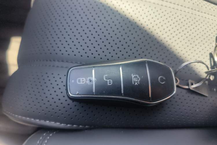 Used BYD Song L EV 2025 Intelligent Driving Version 662 km LiDAR Excellence Edition Vehicle Key