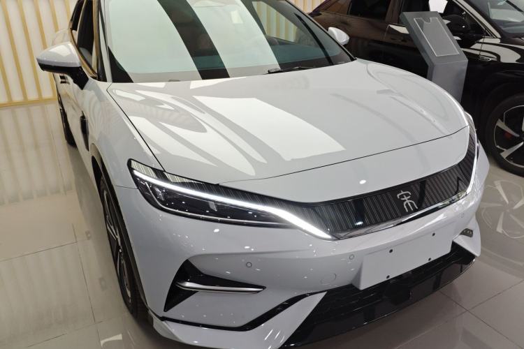 Used BYD Song L EV 2025 662 km Ultra-Range Version Front Right 45 Deg