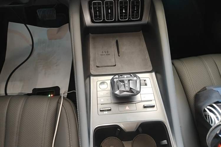 Used BYD Song L EV 2025 Intelligent Driving Version 662 km Beyond-Range Edition Gear Lever