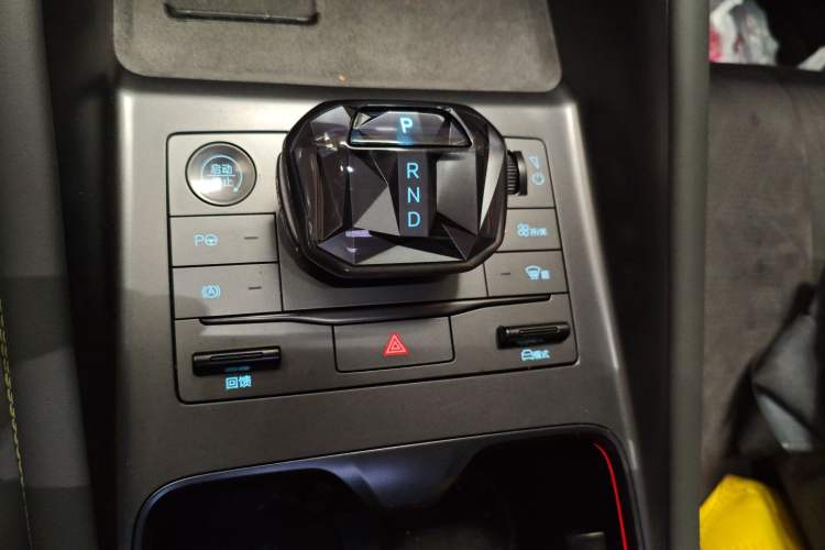 Used BYD Song L EV 2025 Intelligent Driving Version 602 km Range LiDAR-equipped All-Wheel-Drive Type Gear Lever
