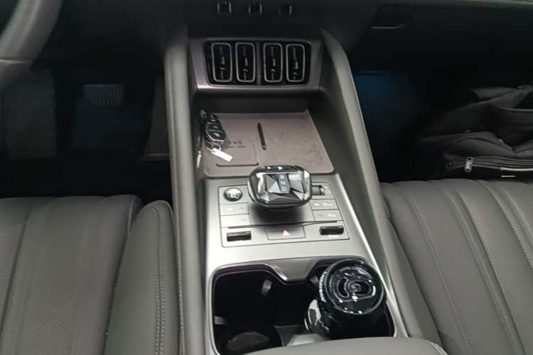 Used BYD Song L EV 2025 Intelligent Driving Version 662 km LiDAR Excellence Edition Gear Lever