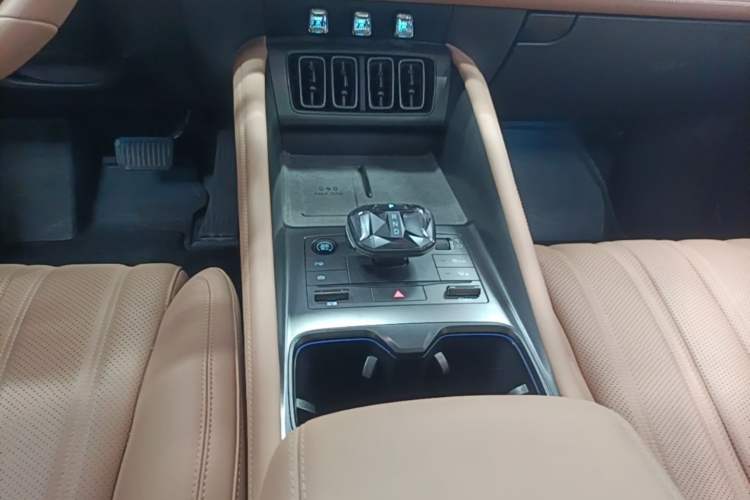 Used BYD Song L EV 2025 Intelligent Driving Version 662 km LiDAR Excellence Edition Gear Lever