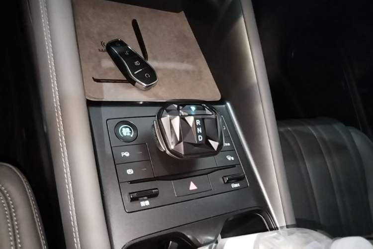 Used BYD Song L EV 2025 Intelligent Driving Version 662 km LiDAR Excellence Edition Gear Lever