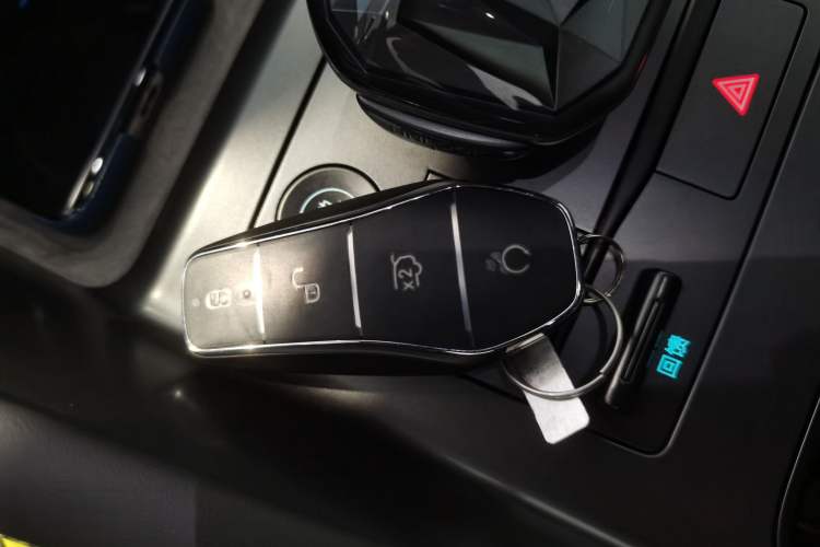 Used BYD Song L EV 2025 Intelligent Driving Version 602 km Range LiDAR-equipped All-Wheel-Drive Type Interior 1