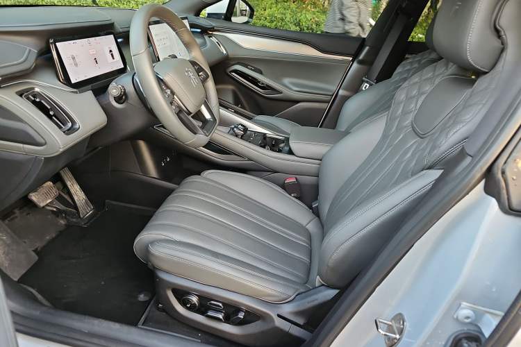 Used BYD Song L EV 2025 Intelligent Driving Version 662 km LiDAR Excellence Edition Interior 3