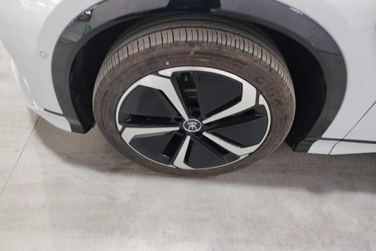 Used BYD Song L EV 2025 Intelligent Driving Version 662 km LiDAR Excellence Edition Left Front Wheel Hub