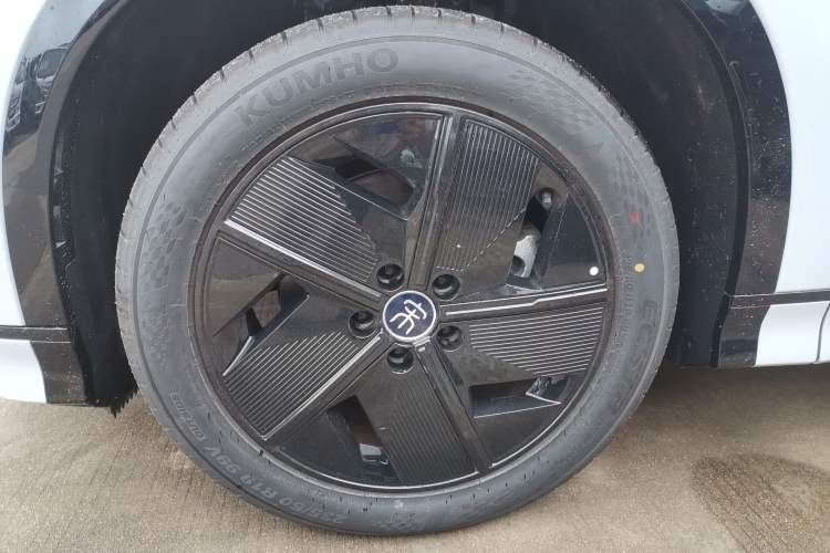 Used BYD Song L EV 2025 550 km Excellence Version Left Front Wheel Hub