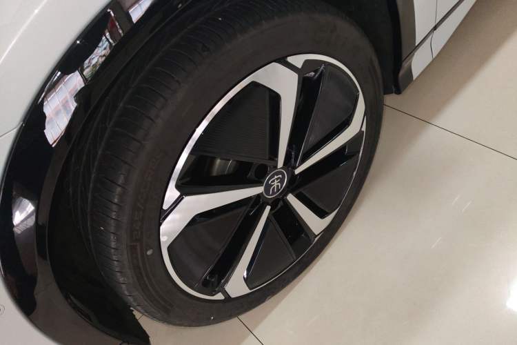Used BYD Song L EV 2025 Intelligent Driving Version 662 km LiDAR Excellence Edition Left Front Wheel Hub