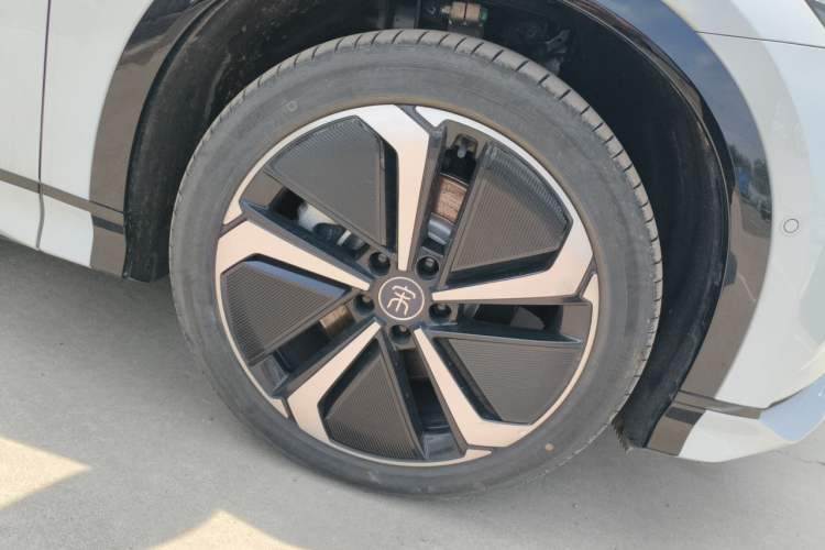 Used BYD Song L EV 2025 662 km Advanced Intelligent Driving Version Right Front Wheel Hub