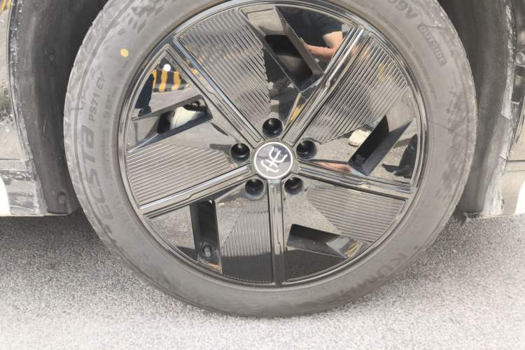Used BYD Song L EV 2025 550 km Excellence Version Right Front Wheel Hub