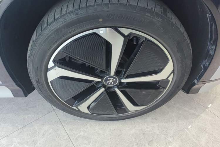 Used BYD Song L EV 2025 662 km Advanced Intelligent Driving Version Right Front Wheel Hub