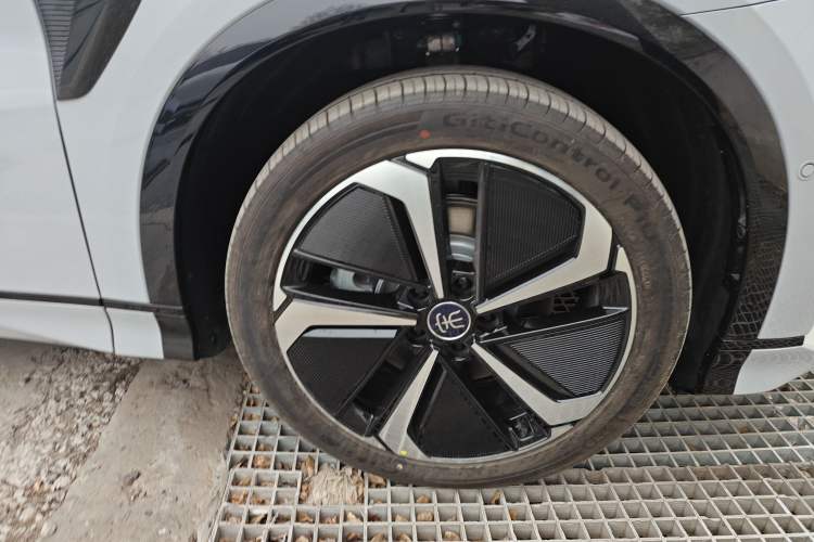 Used BYD Song L EV 2025 662 km Ultra-Range Version Right Front Wheel Hub